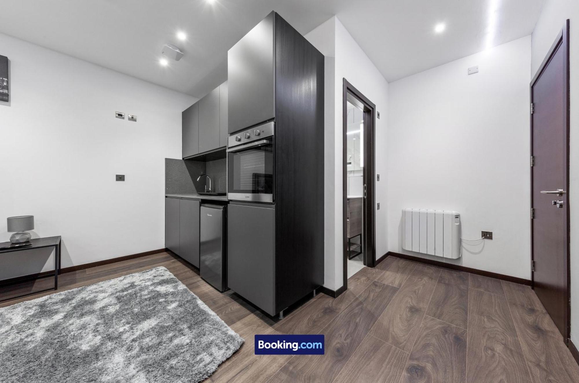 Stylish Studio Apt By Stay Smart Short Lets & Serviced Accommodation Woodstock With Free Wifi Londra Esterno foto