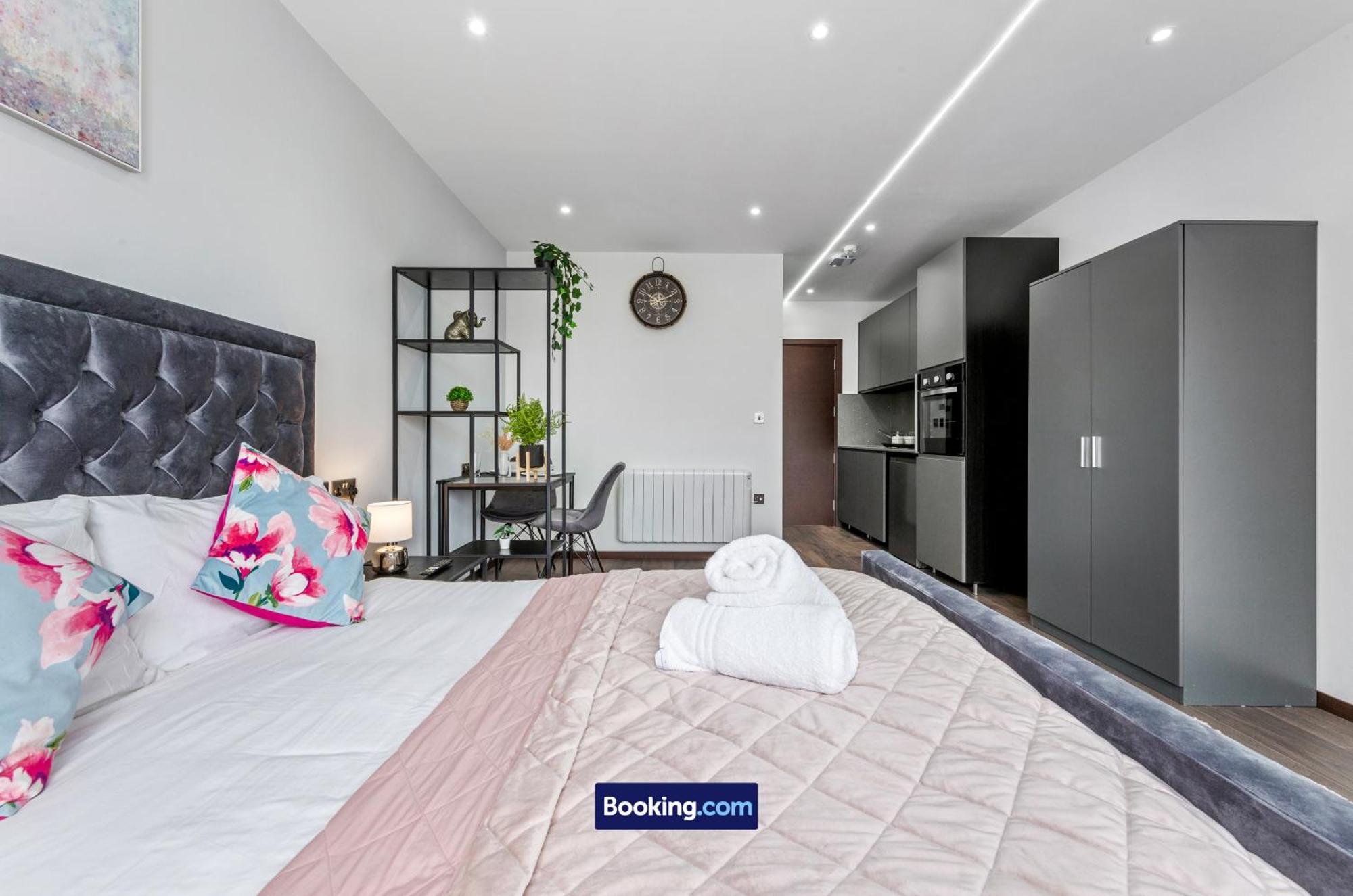 Stylish Studio Apt By Stay Smart Short Lets & Serviced Accommodation Woodstock With Free Wifi Londra Esterno foto